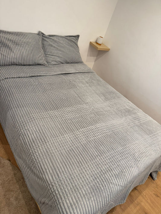 couverture GRIS  220/240CM avec 2 taies d d'oreiller