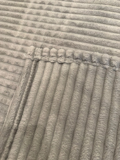 couverture GRIS  220/240CM avec 2 taies d d'oreiller