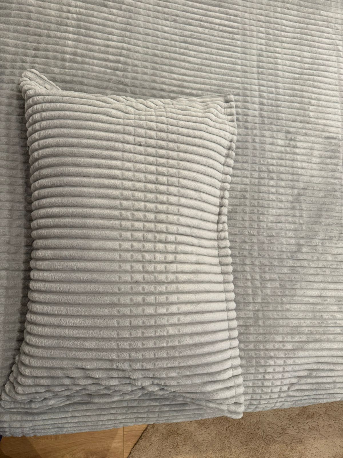 couverture GRIS  220/240CM avec 2 taies d d'oreiller