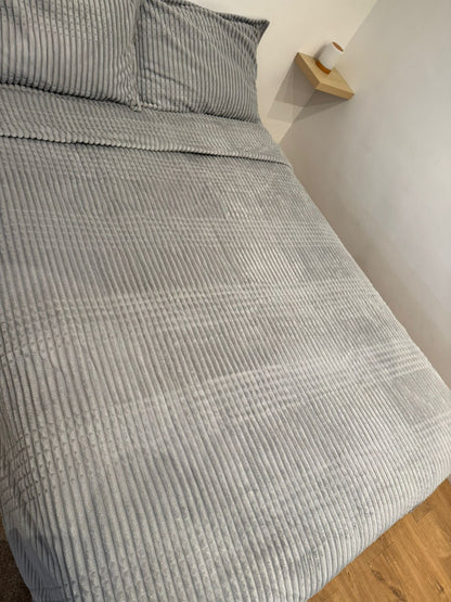 couverture GRIS  220/240CM avec 2 taies d d'oreiller