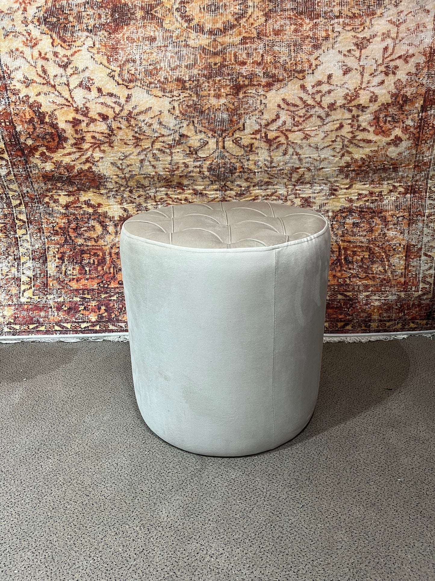 Pouf capitonnée beige