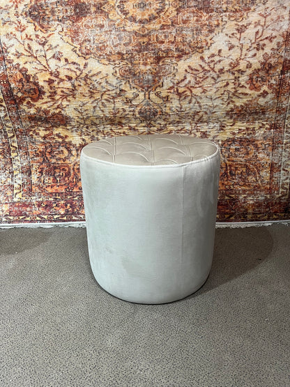 Pouf capitonnée beige