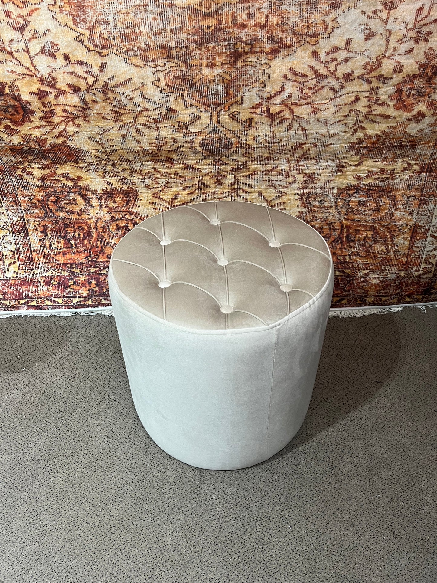 Pouf capitonnée beige