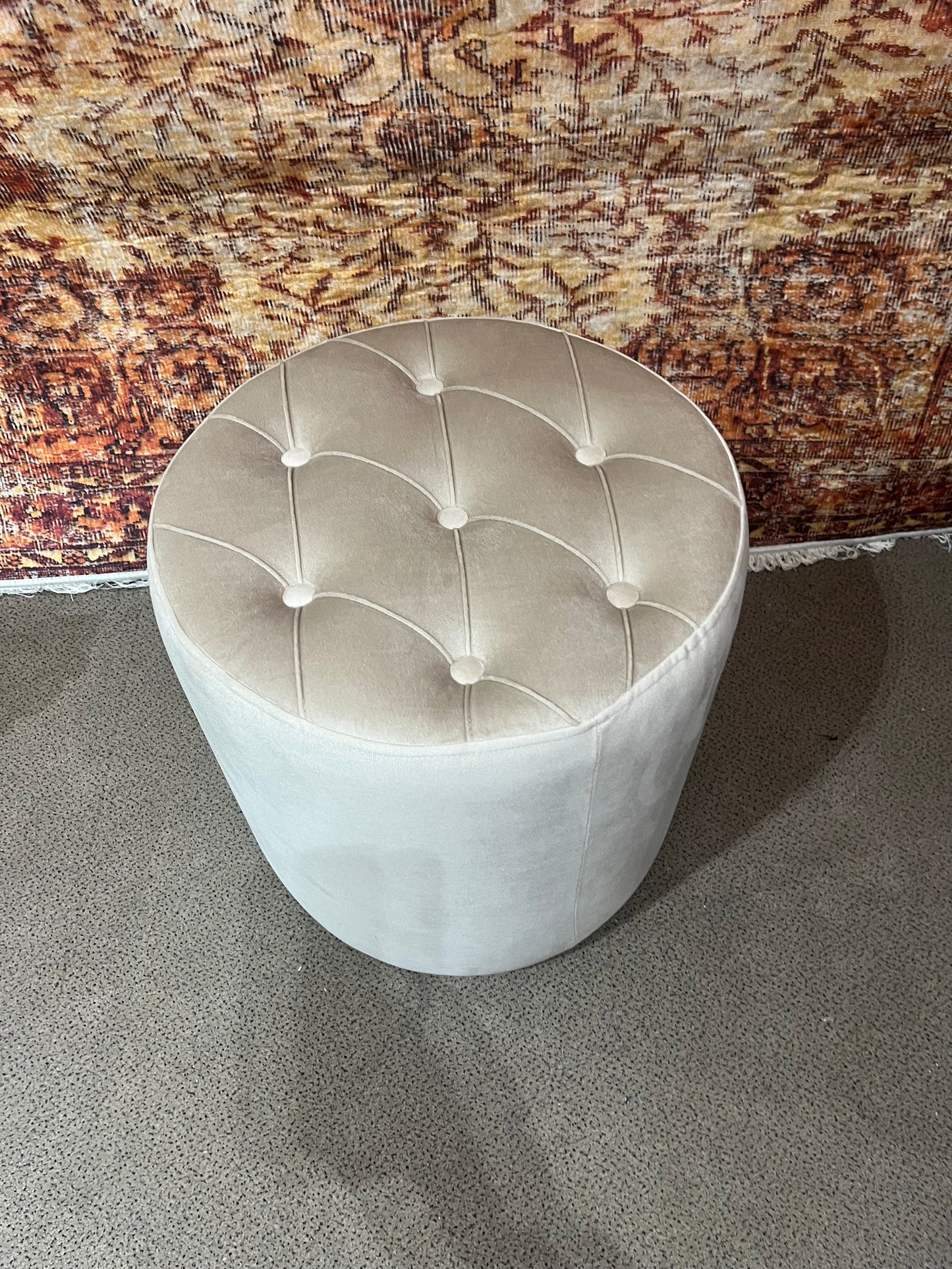 Pouf capitonnée beige