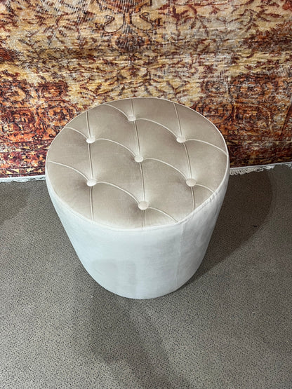 Pouf capitonnée beige
