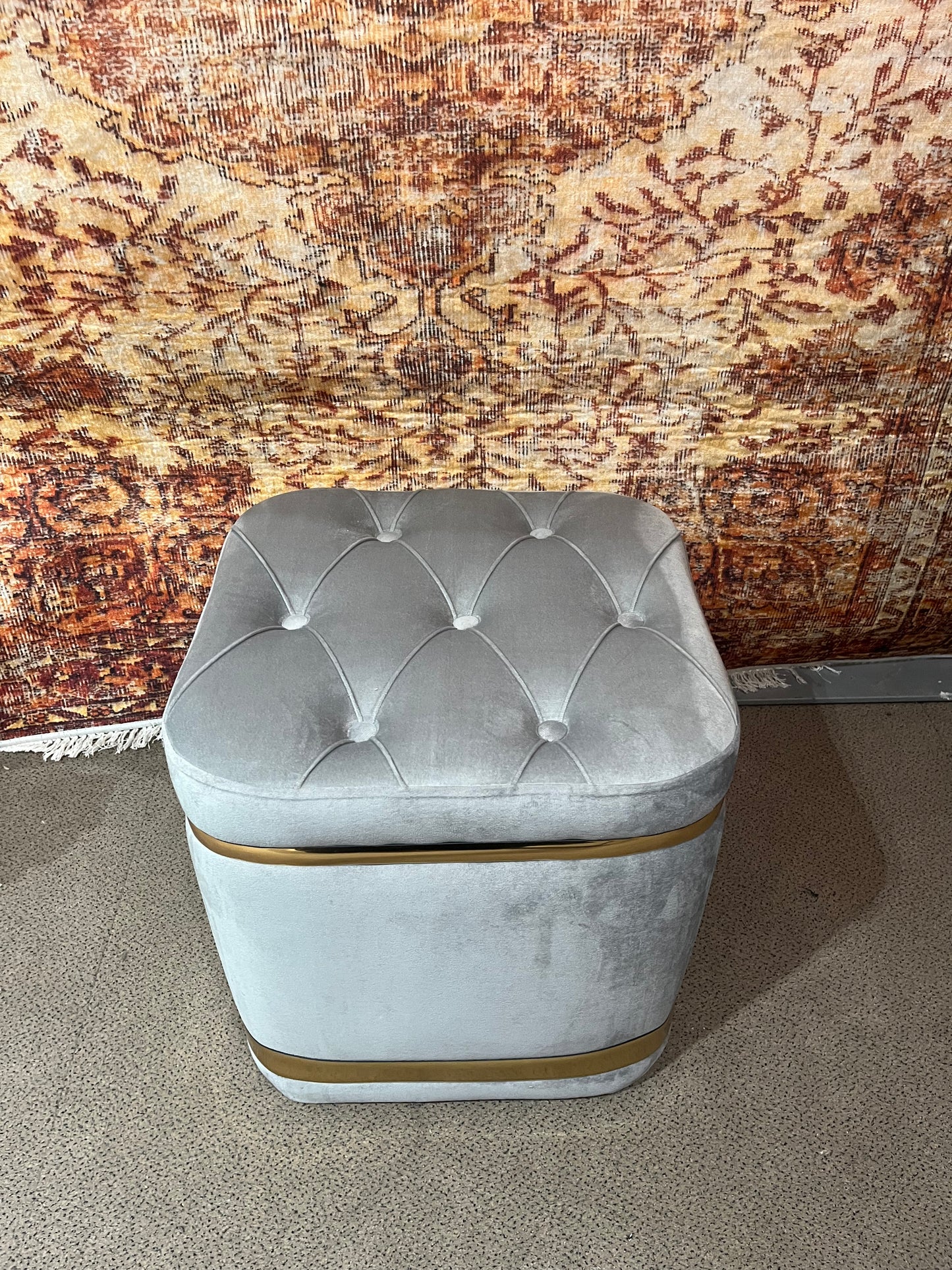 Pouf capitonnée gris