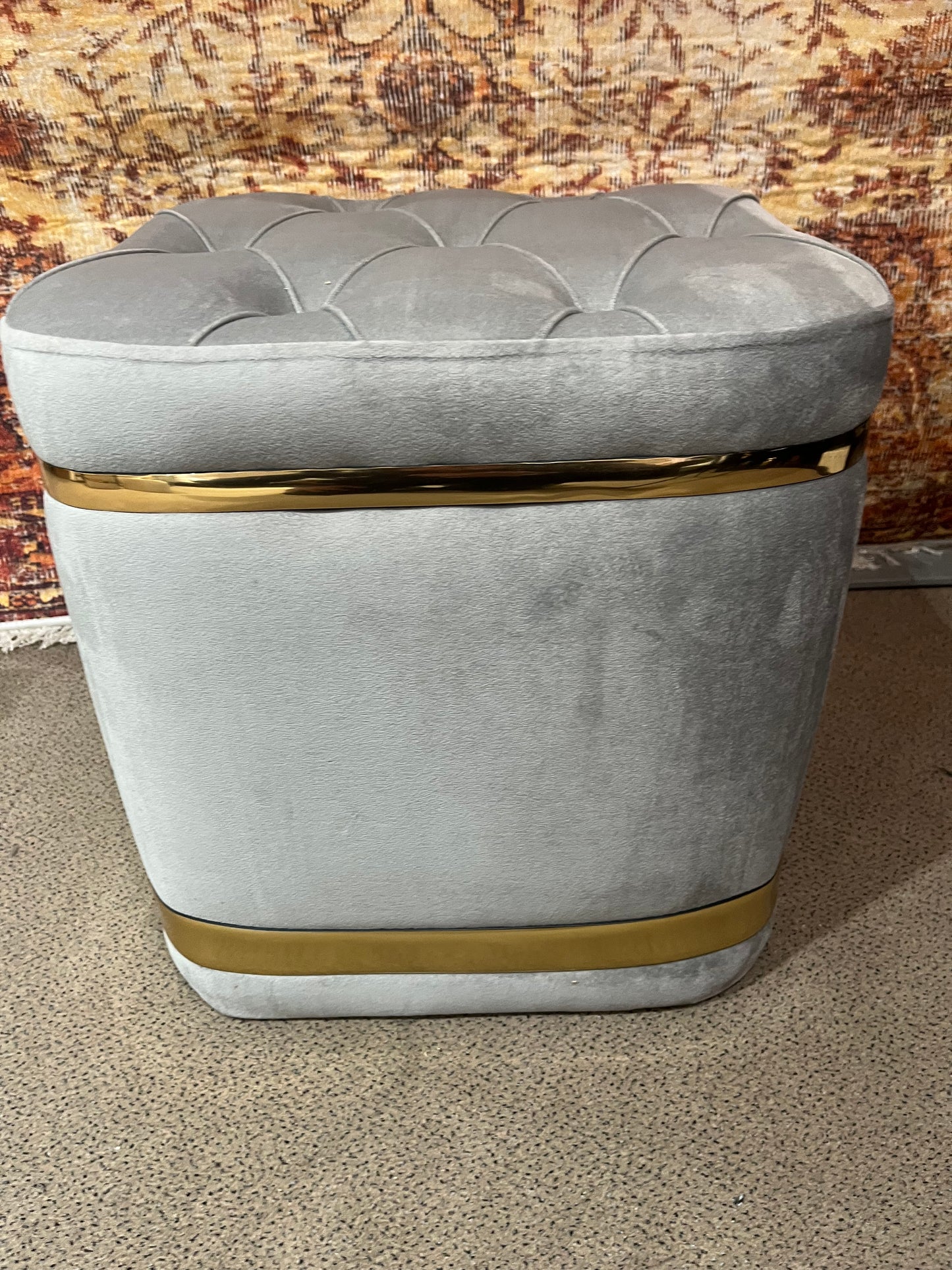 Pouf capitonnée gris